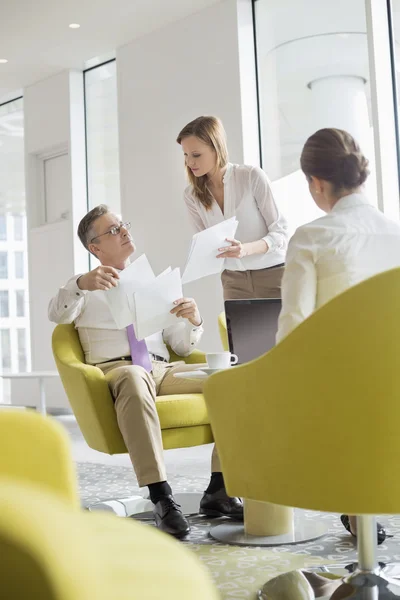 Berufskollegen arbeiten — Stockfoto