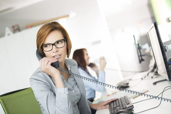 Geschäftsfrau telefoniert — Stockfoto