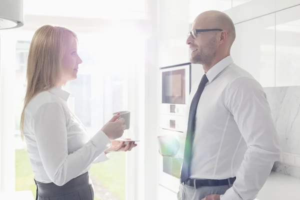 Business couple talking — Stock Photo, Image