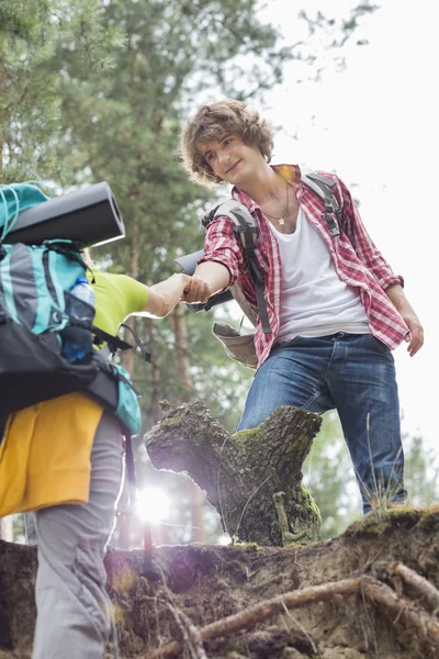 Vandrare att hjälpa kvinnan i klättring klippan — Stockfoto