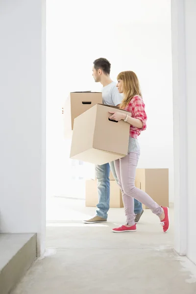 Couple carrying boxes — Stock Photo, Image