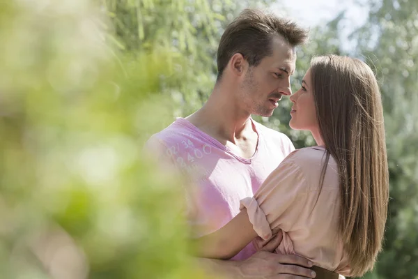 Couple in park — Stock Photo, Image