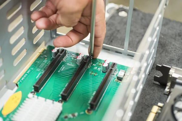 Teknikern reparera Pci-kortplatser — Stockfoto