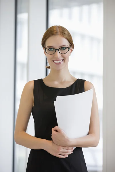 Femme d'affaires détenant des documents — Photo