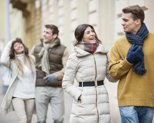 Parejas en ropa de abrigo disfrutando de vacaciones — Foto de Stock