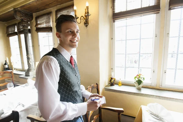 Cameriere con blocco note sorridente — Foto Stock