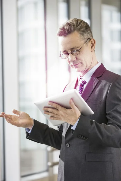 Geschäftsmann gestikuliert mit Tablet-PC — Stockfoto