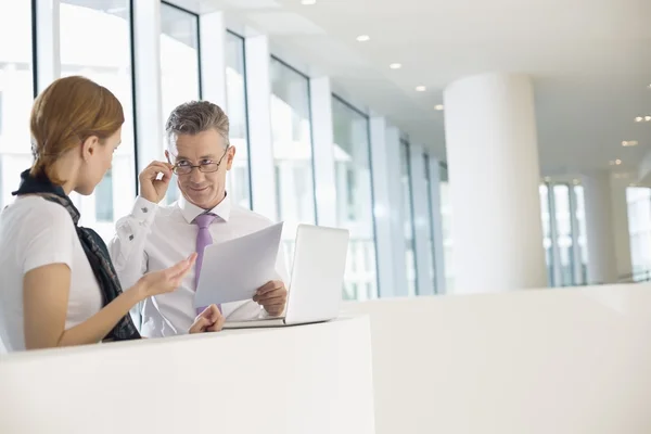 Zakelijke collega's bespreken werken — Stockfoto