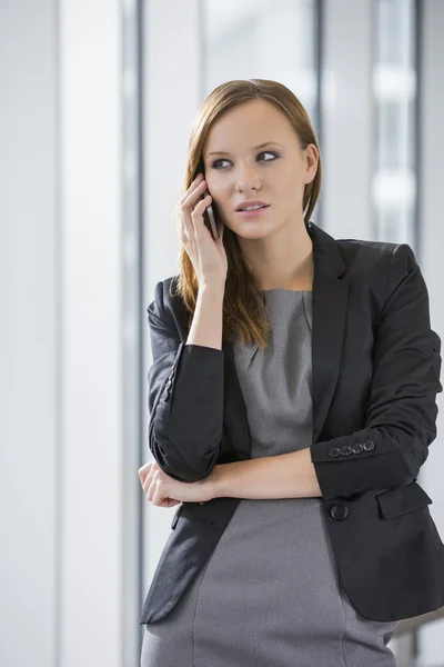 Mujer de negocios usando el teléfono celular — Foto de Stock