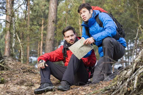 Backpackers reading map — Stock Photo, Image