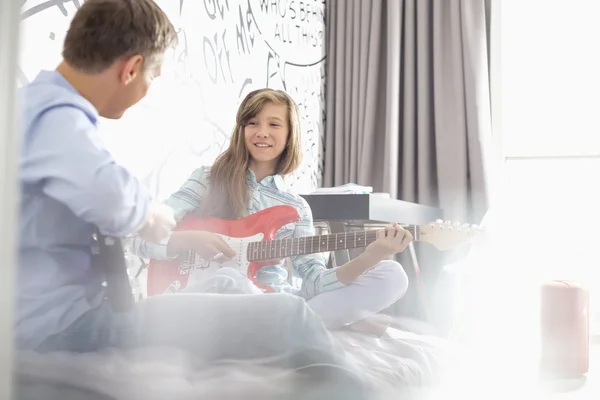 Dívka s otcem hrát elektrická kytara — Stock fotografie