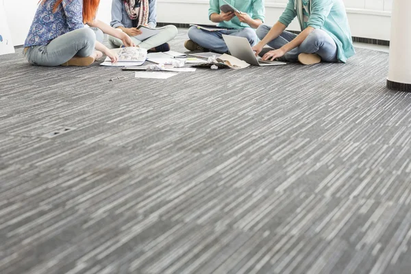 Imprenditori che lavorano a terra — Foto Stock