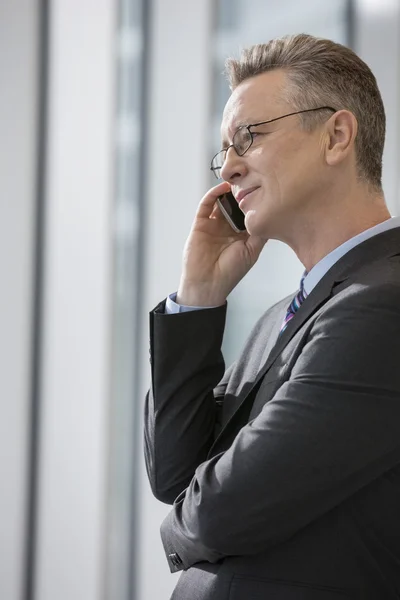 Geschäftsmann mit Handy — Stockfoto