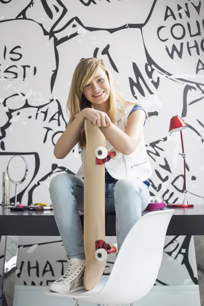 Tienermeisje met skateboard vergadering — Stockfoto