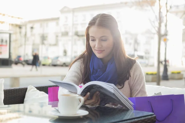 Woman reading book — Stock Photo, Image