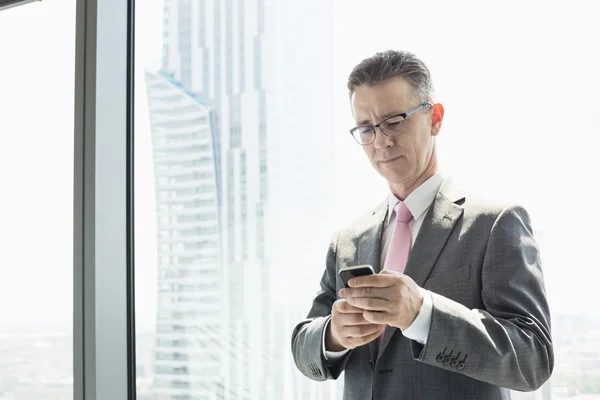 Zakenman die mobiele telefoon gebruikt — Stockfoto