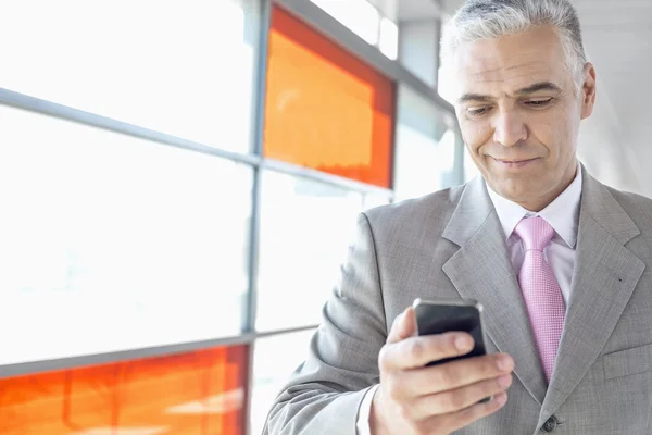 Uomo d'affari che utilizza lo smartphone — Foto Stock