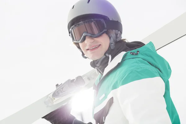 Man bär skidor — Stockfoto