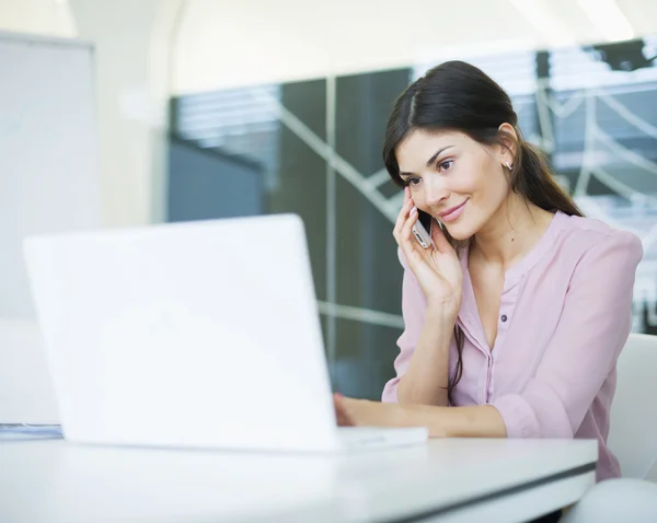 Businesswoman pomocí mobilního telefonu — Stock fotografie