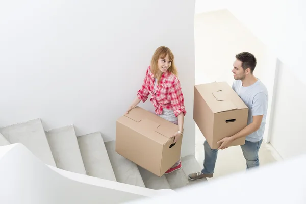 Çift kutuları merdivenlerden yukarı taşıma — Stok fotoğraf