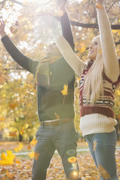 Couple with arms raised — Stock Photo, Image