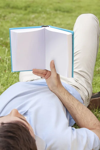 Homem segurando livro — Fotografia de Stock