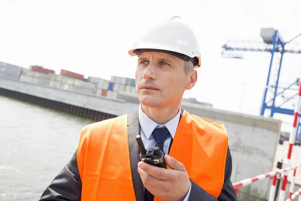 Mann som bruker walkie-talkie – stockfoto