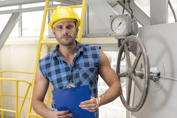 Worker holding clipboard — Stockfoto