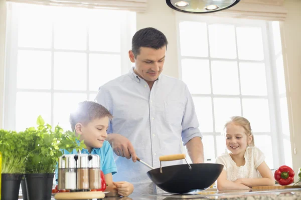 Kinderen kijken naar vader — Stockfoto