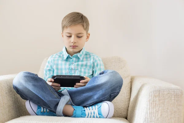 Chłopiec gra w gry wideo — Zdjęcie stockowe