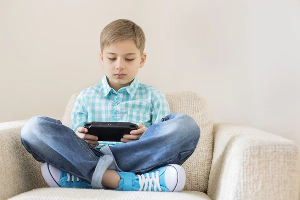 Boy playing video game — Stock Photo, Image