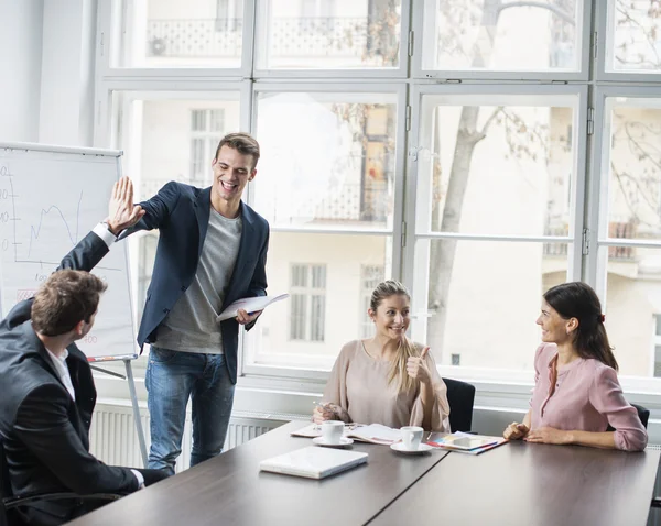 Equipo de negocios disfrutando del éxito — Foto de Stock