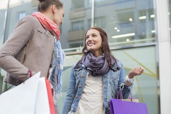 Friends looking at each other — Stock Photo, Image