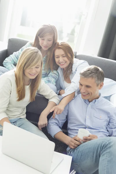 Föräldrar med döttrar med laptop — Stockfoto