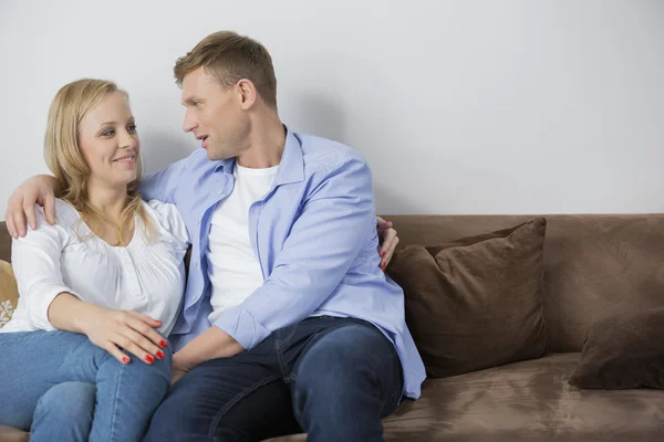 Paar sitzt auf Sofa — Stockfoto