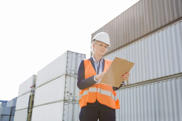 Worker reading clipboard — Stock Photo, Image