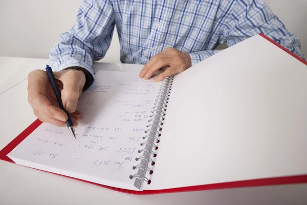 Senior zakenman schrijven in bestand — Stockfoto