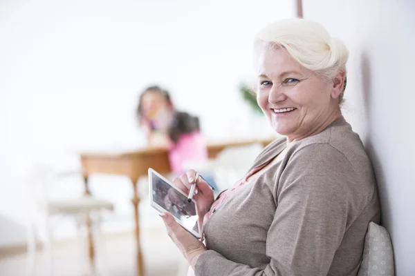 Starší žena pomocí digitálních tabletu s stylus — Stock fotografie