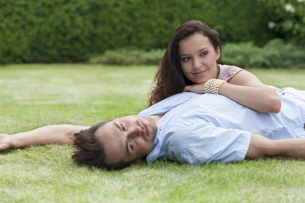 Junges Paar entspannt im Park — Stockfoto