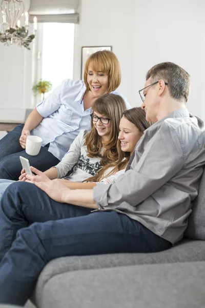 Família usando tablet digital — Fotografia de Stock