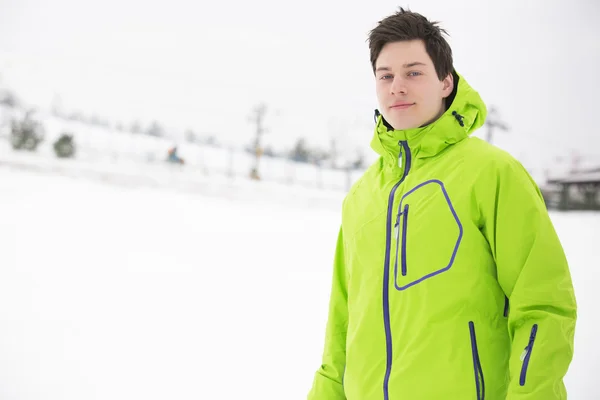 Uomo in piedi nella neve — Foto Stock