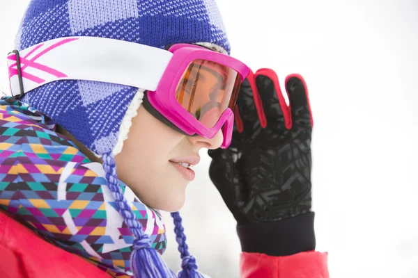 Belle jeune femme en lunettes de ski — Photo