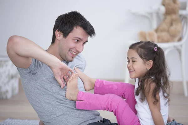 Pai cócegas pé da filha — Fotografia de Stock