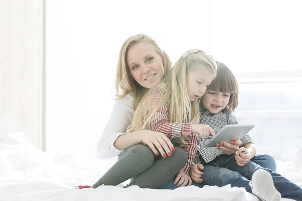 Mamma med barn som använder digital tablet — Stockfoto