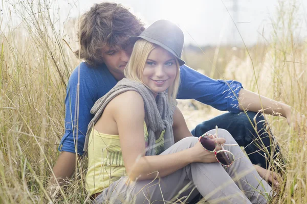 Femme assise avec un homme aimant — Photo