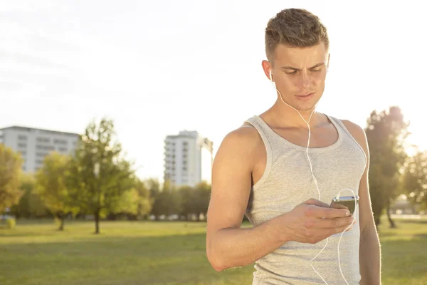 Runner listening to music — Stock Photo, Image