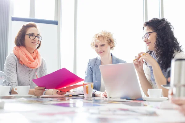 Businesswomen working at desk — Stock Photo, Image