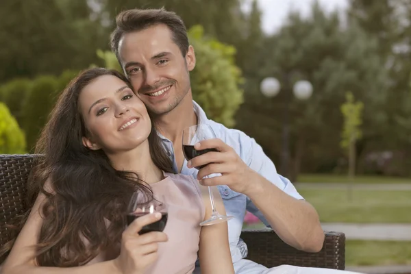 Casal jovem tendo vinho tinto juntos — Fotografia de Stock