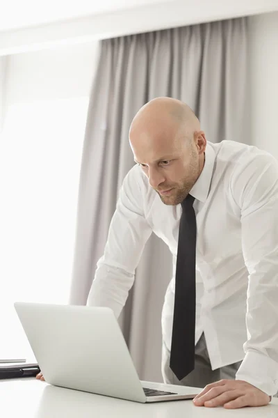 Forretningsmann som bruker bærbar datamaskin – stockfoto