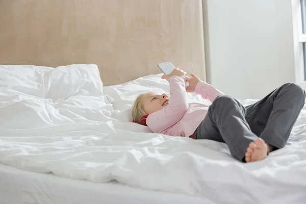 Girl using smart phone — Stock Photo, Image